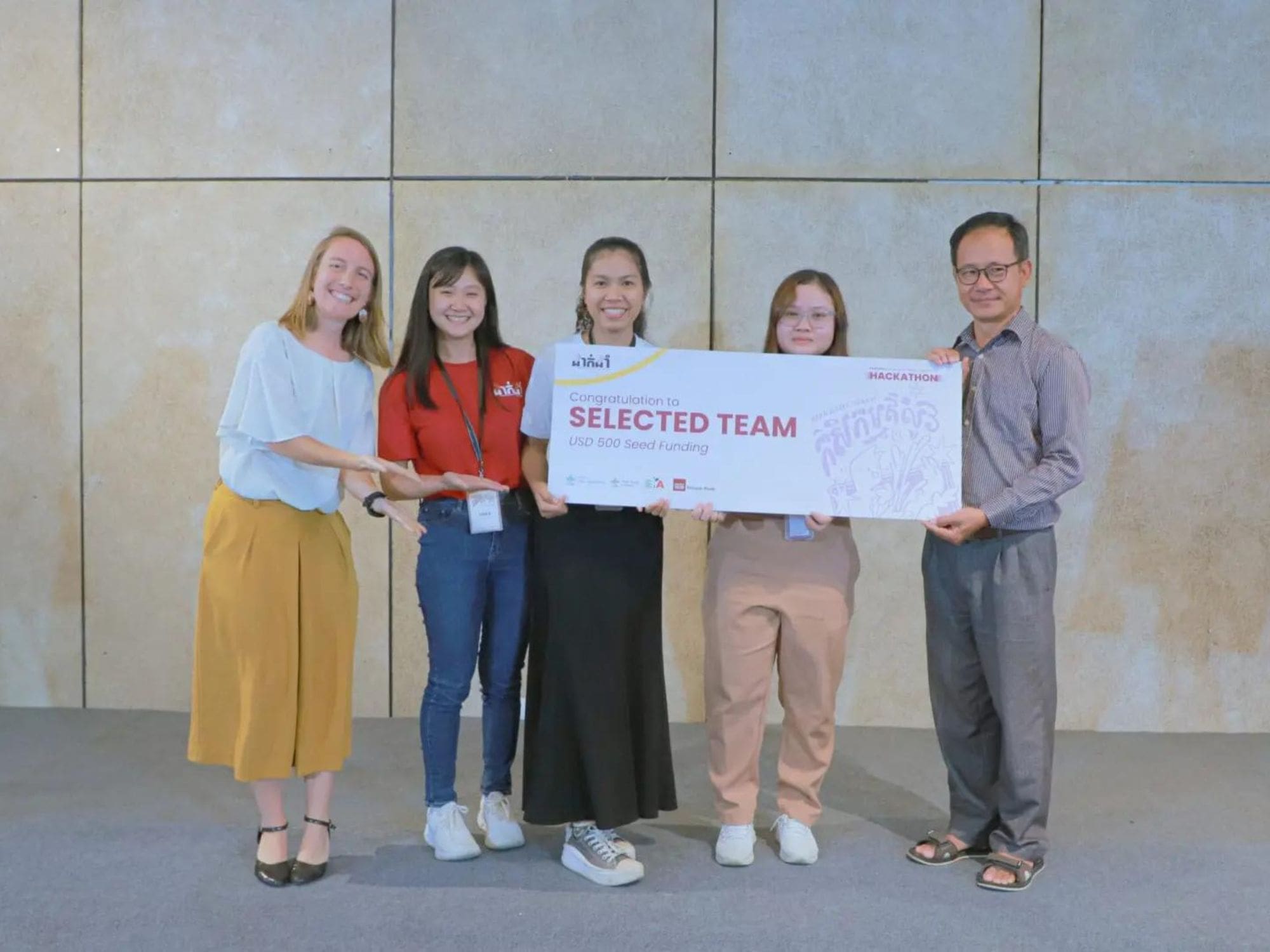 Members of the team Her Agri pose with their mentors at the end of the DakDam hackathon.