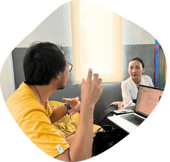 A guy in glasses explain his idea to a female with white shirt in media4impact Accelerator Program